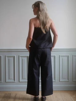 Pants><noscript><img width=