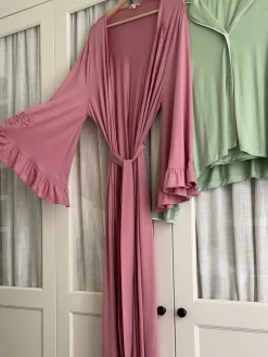Robes><noscript><img width=