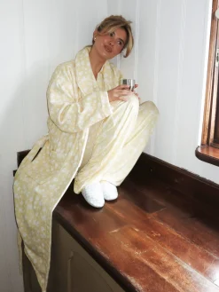 Robes><noscript><img width=
