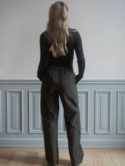 Pants><noscript><img width=
